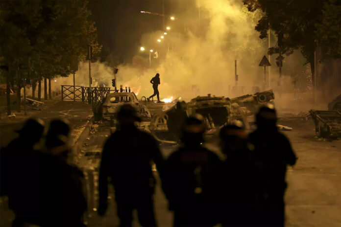 In France, almost a thousand people were detained during the night of July 1 during the riots