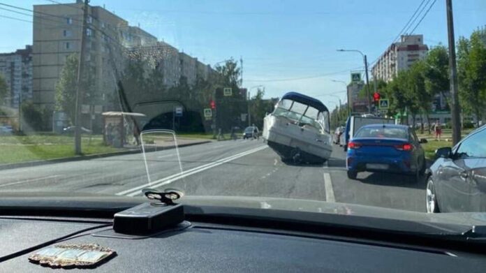 SUV dropped the boat on the roadway in St. Petersburg