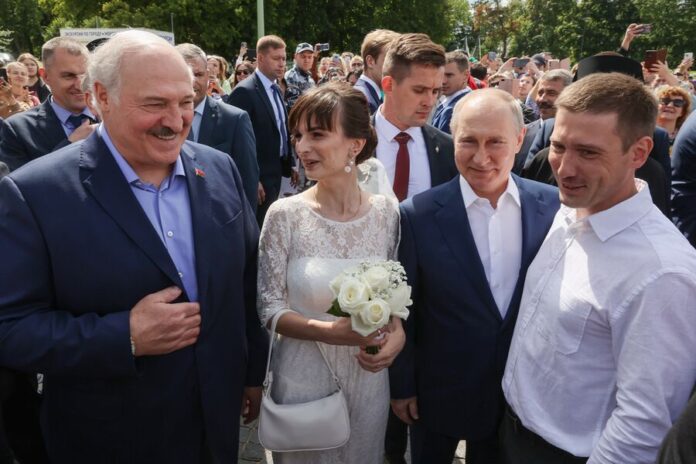 Putin and Lukashenko talked to people on the square near the cathedral in Kronstadt